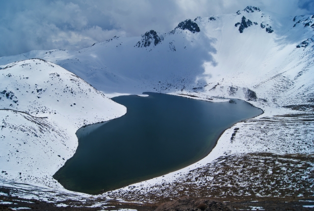 La montagna innevata d'inverno 